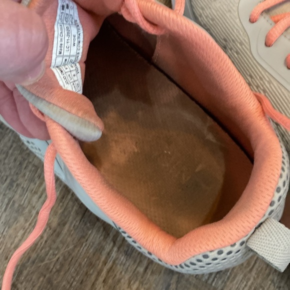 Vionic tennis shoe size 10 - Picture 4 of 8